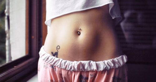 abdomen chica delgada con tatuaje