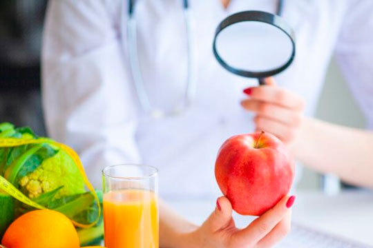 nutricionista analizando frutas y verduras