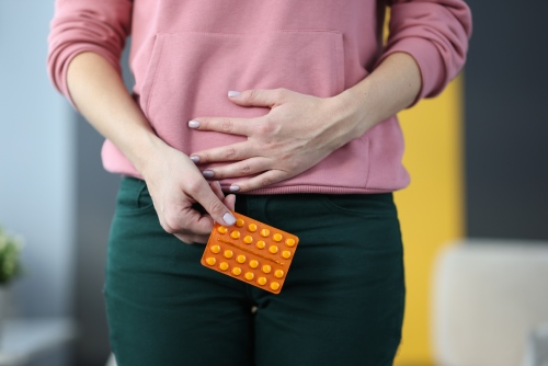mujer mostrando píldoras