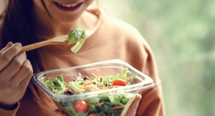 Mujer comiendo sano para bajar de peso en la menopausia