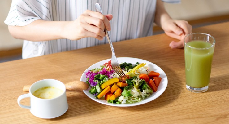 Mujer siguiendo dieta para bajar la barriga en la menopausia