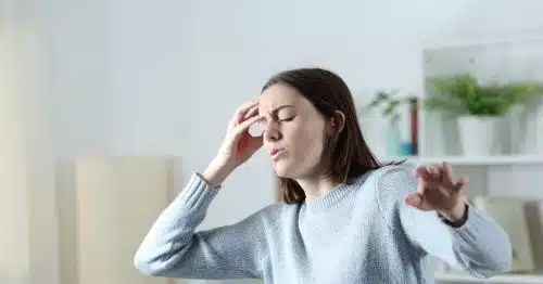mulher com tonturas repentinas causadas pela ansiedade