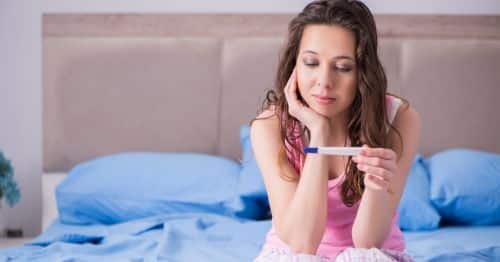 mulher com teste de ovulação