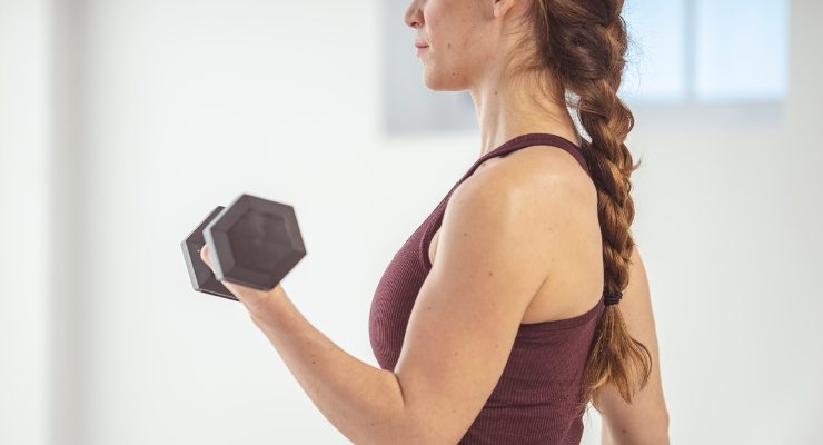 Mulher a praticar exercícios de força para os ossos na menopausa