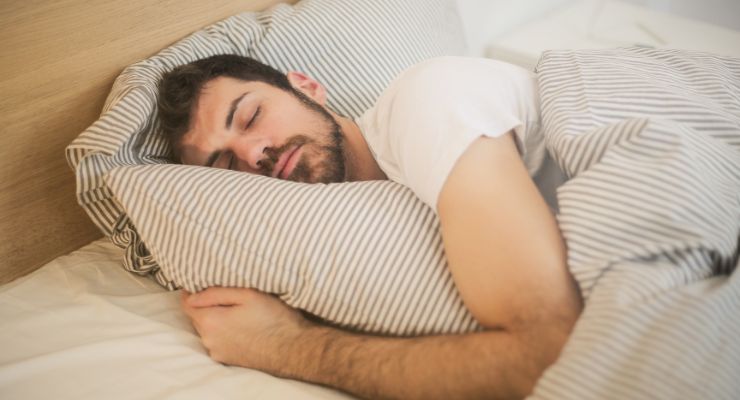 Homem a dormir após tomar citrato de magnésio