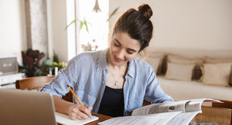 Jovem estudando sem enxaqueca