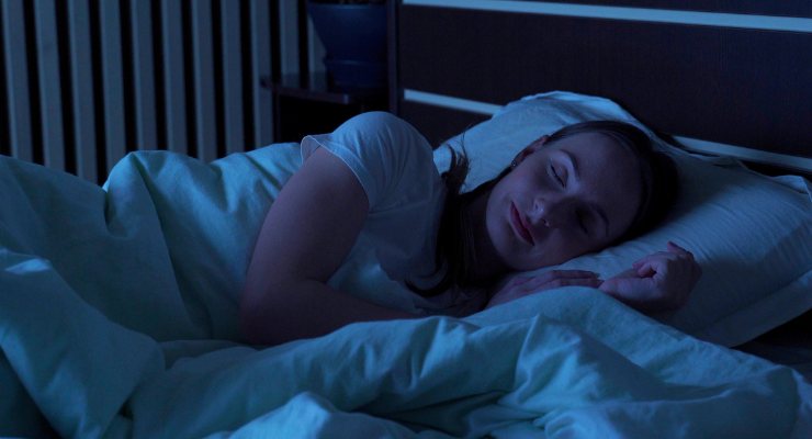 Mulher a dormir após tomar melatonina