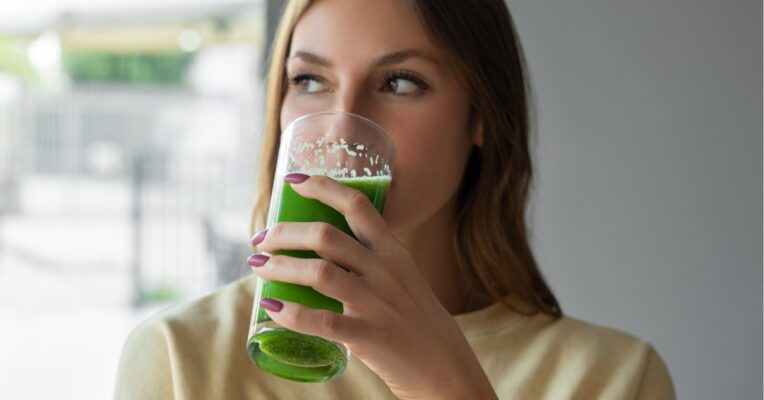 Imagem de destaque com mulher à facer dieta detox