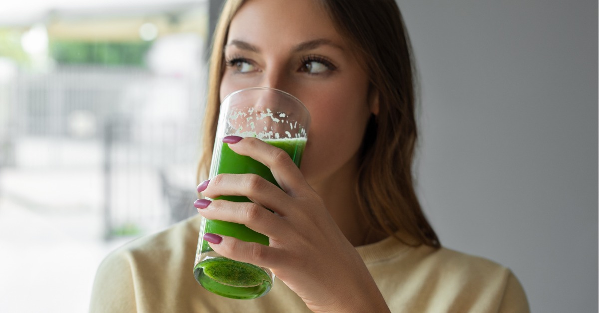 Imagem de destaque com mulher à facer dieta detox