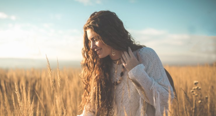 Jovem sorridente com hormonas equilibradas

