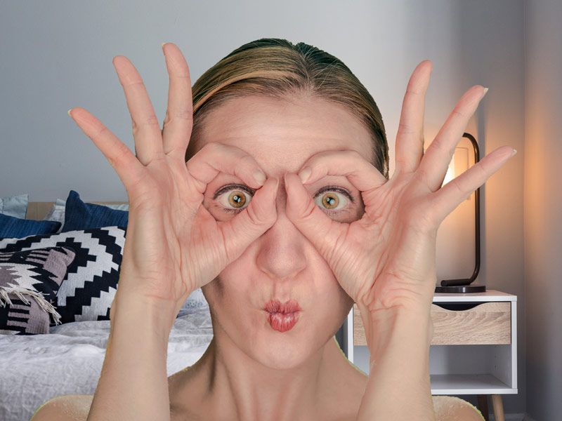 Mujer haciendo círculos con los dedos sobre los ojos