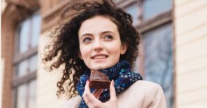 Mujer comiendo un trozo de bizcocho