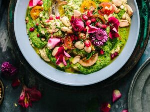 Ensalada con alimentos sanos para bajar la testosterona en mujeres