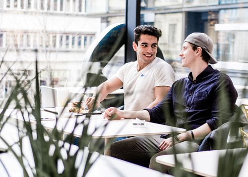 Dos amigos charlando en una terraza, una forma de cómo ayudar a una persona con depresión.