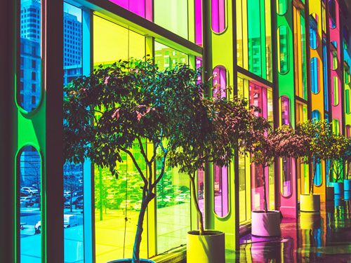 Pared-de-cristales-de-muchos-colores