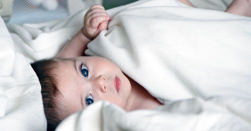 FotografÃ­a de un bebÃ© de ojos azules.