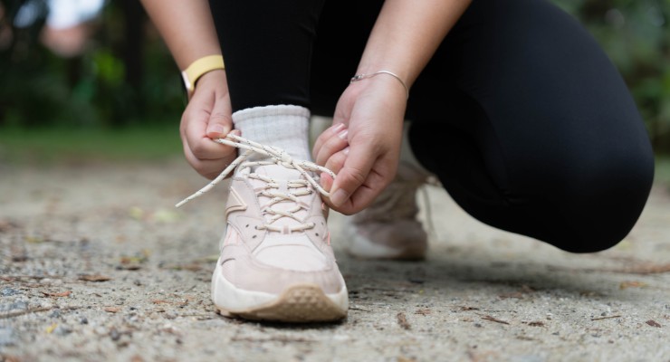 Mujer atándose zapatillas de deporte