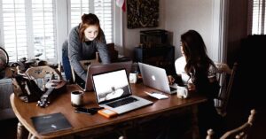 Dos chicas haciendo algo en sus ordenadores