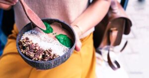Mujer con un plato de comida sana para adelgazar en la menopausia