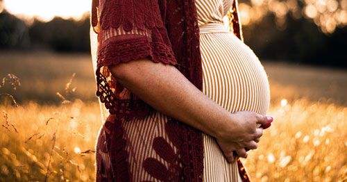 Mujer embarazada en la menopausia