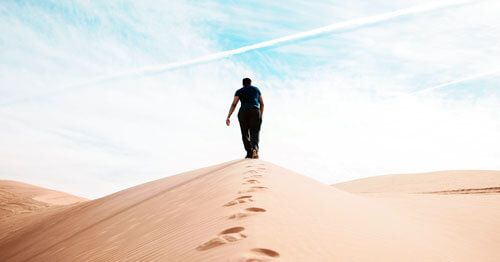 persona-caminando-por-el-desierto