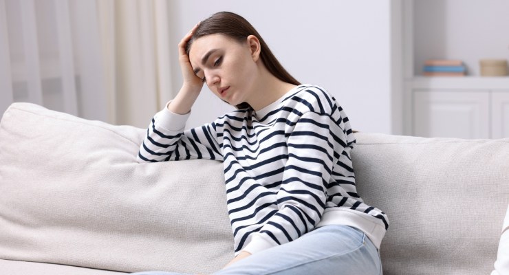 Mujer embarazada con cansancio por anemia y falta de hierro
