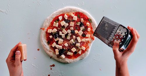 Imagen de una pizza, alimento rico en gluten y en algunos casos perjudicial para el SÃ­ndrome de Ovarios PoliquÃ­sticos.