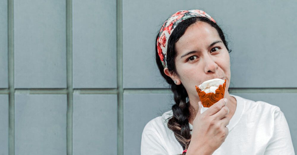 Mujer comiendo un helado