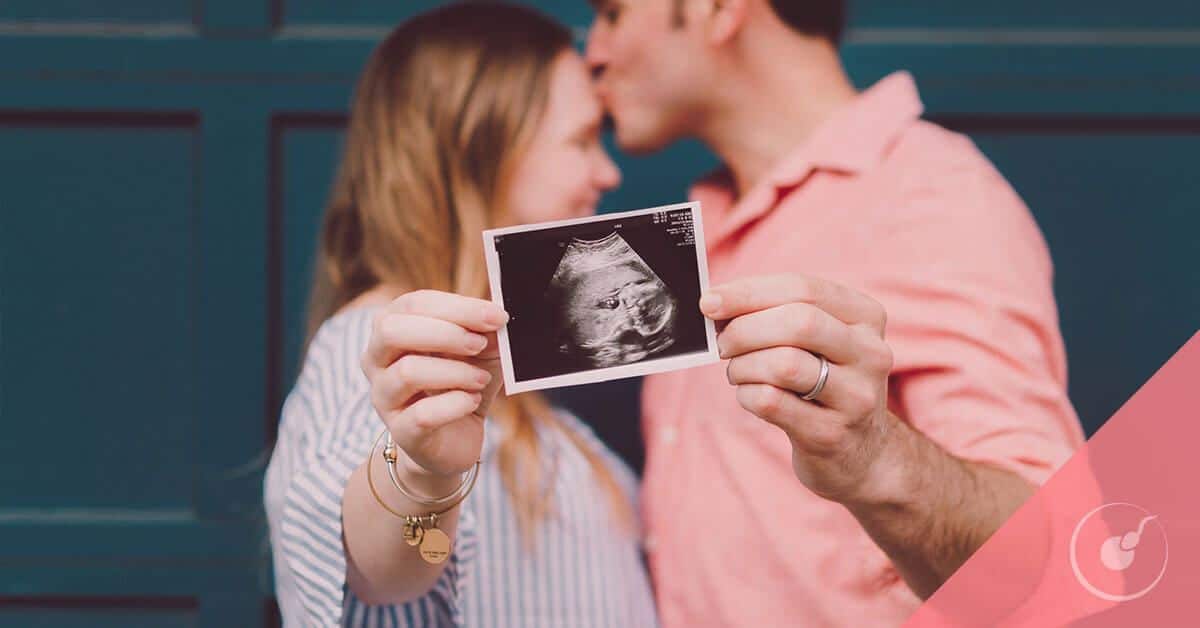 pareja feliz mostrando ecografía embarazo
