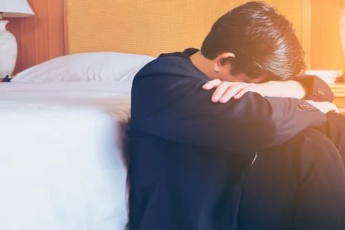 Hombre triste tras perder un embarazo por aborto espontáneo