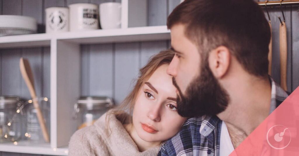 Pareja preocupada por conseguir embarazo tras aborto espontáneo