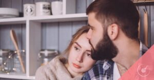 Pareja preocupada por conseguir embarazo tras aborto espontáneo