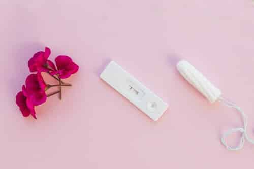 Test de ovulación, tampón y flores