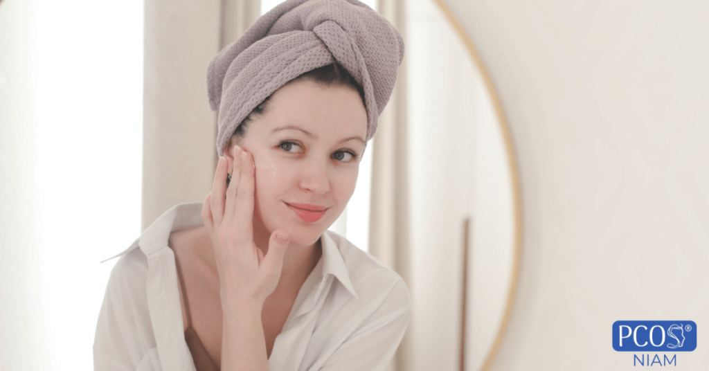 Mujer con niveles altos de testosterona mirándose en el espejo