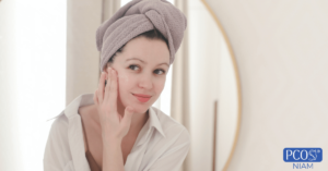 Mujer con niveles altos de testosterona mirándose en el espejo