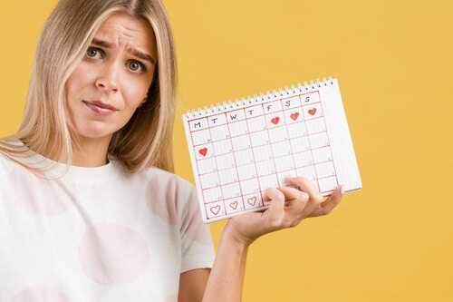 Mujer enseÃ±ando un calendario.