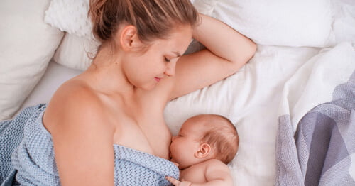 Mujer junto a su bebÃ© representando la importancia de la lactancia materna