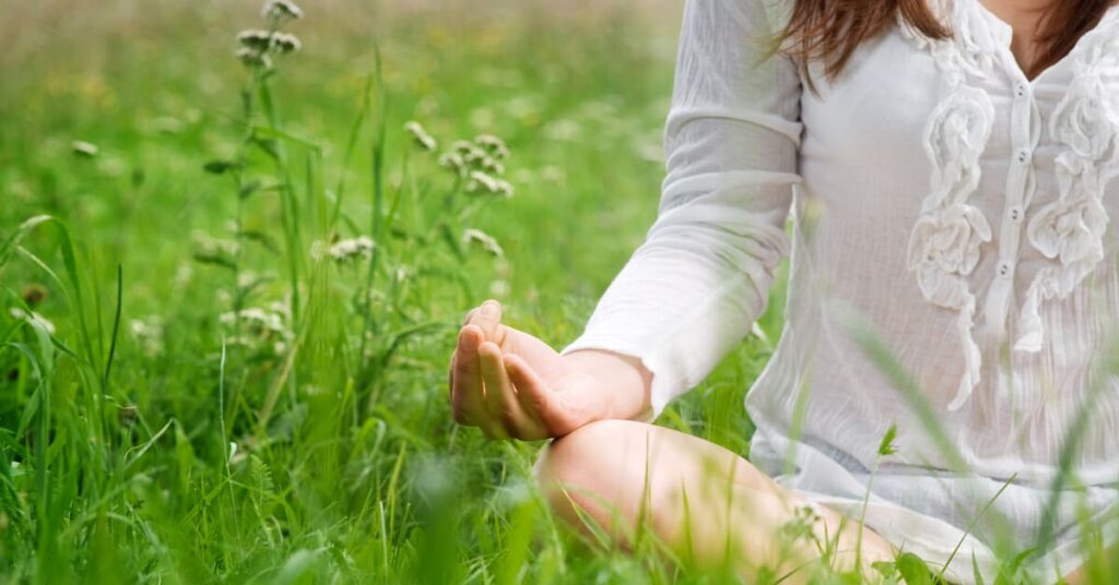 mujer meditando en el campo