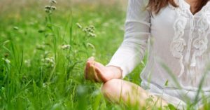 mujer meditando en el campo