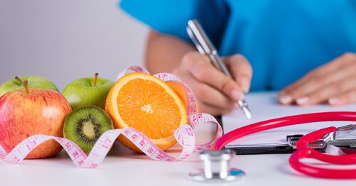 Nutricionista con frutas