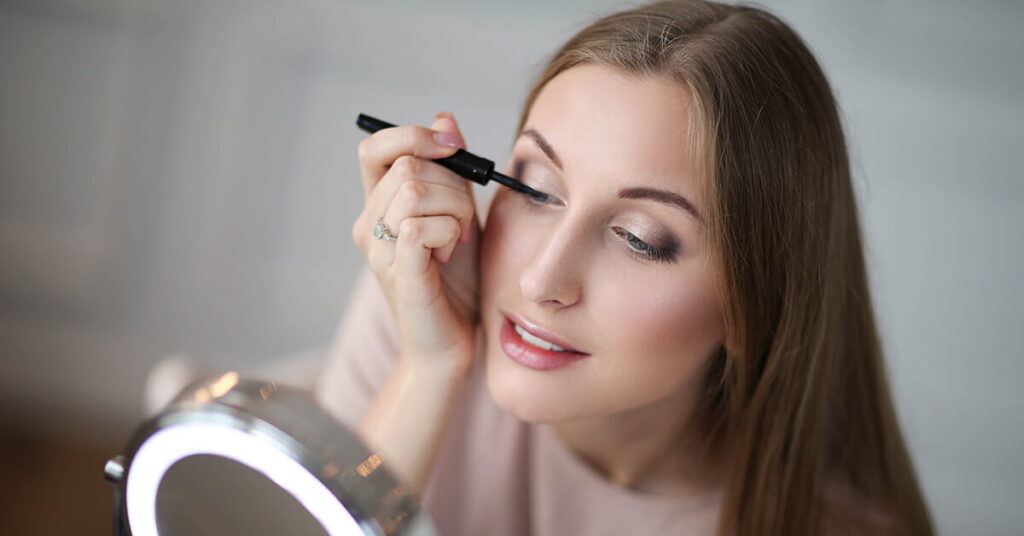 chica maquillándose
