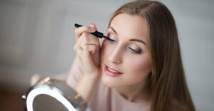 chica maquillándose