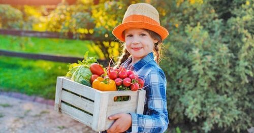 Niña con cesta de verduras