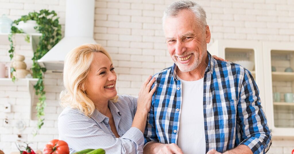 Pareja madura preparando alimentos probióticos