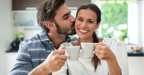 Pareja tomando café y y metabolismo del colesterol