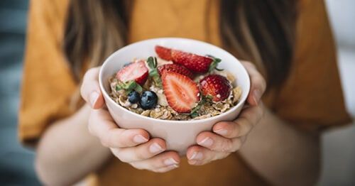 taza de cereales y fruta y cómo prevenir el estreñimiento