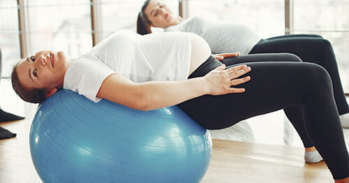 Embarazadas en clase de pilates haciendo ejercicio en el embarazo