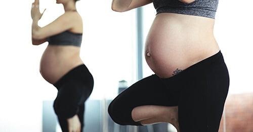Mujer embarazada haciendo ejercicio