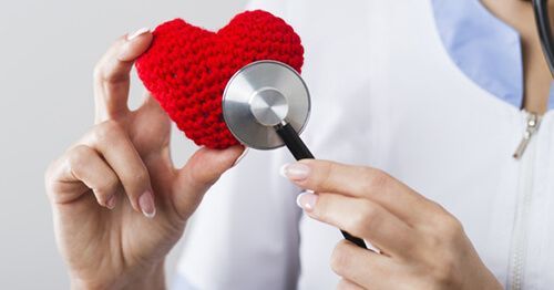 doctora con corazon de crochet en la mano y colesterol alto