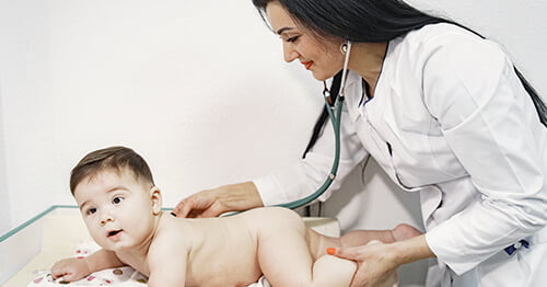 Bebé con espina bífida en la consulta del pediatra